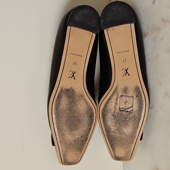 LOUIS VUITTON: Elegant Vintage Logo Polished Black Leather Ballet Flats - Picture 7 of 8